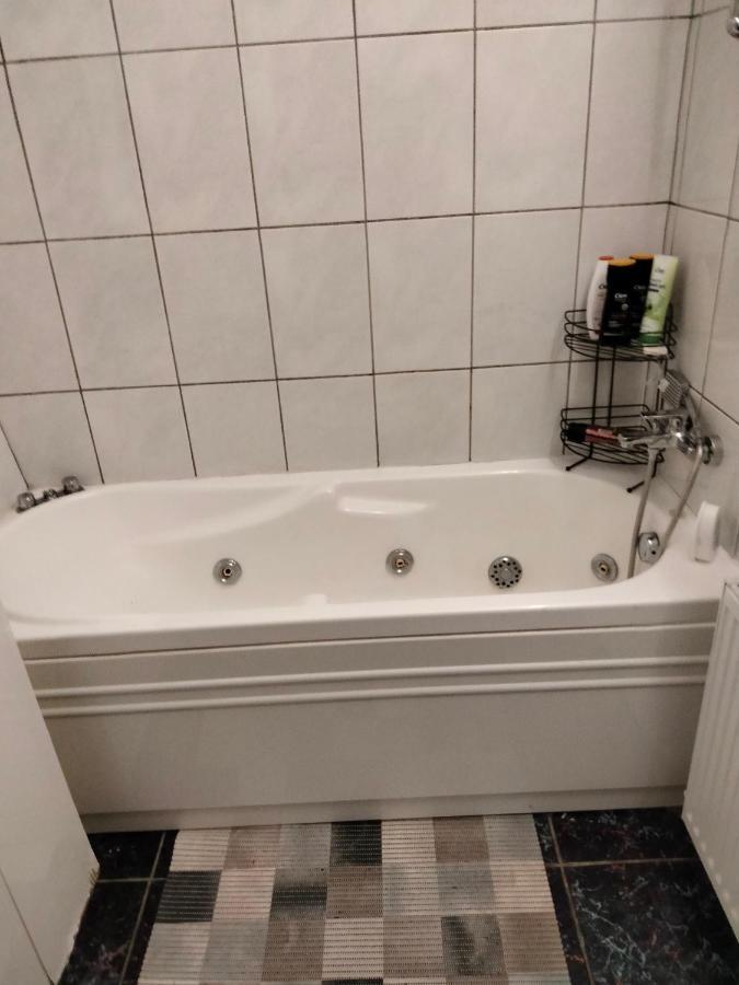 Appartamento Cu Terasa La Casa Valentin